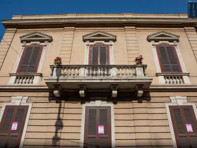 La facciata destra ha la stessa composizione architettonica...